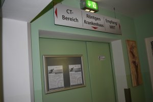 Tür zum Röntgen und zum Krankenhaus