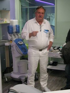 Dr. Wilke vor dem Computertomographie-Injektor