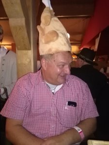 Dr. Norbert Wilke mit Hut beim Oktoberfest 2018